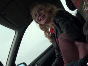 Симпатичная блондинка дико долбится с водилой в машине