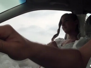 Невеста делает минет в машине перед свадьбой