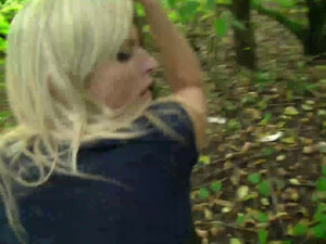 Молодой пикапер трахает в лесу студентку блондинку