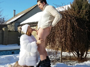 Горячий секс на улице зимой с очаровательной дамой