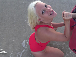 Кончил на лицо немецкой блондинке в купальнике на пляже