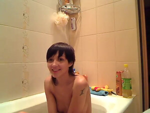 Откровения русской соседки в ванной перед камерой