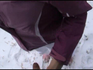 Брюнетка сосет член и трахается с пикапером на снегу
