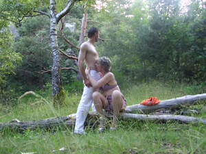 Жена изменяет мужу и трахается с любовником в лесу