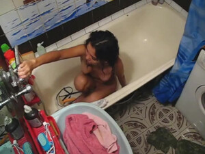 Брюнетка мастурбирует письку лежа в ванне
