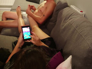 Женушка дрочит ногами член мужа и играет в любимую игру на телефоне